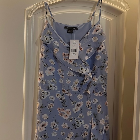 BRAND NEW! Summer dress with ruffle detail! - Picture 1 of 6